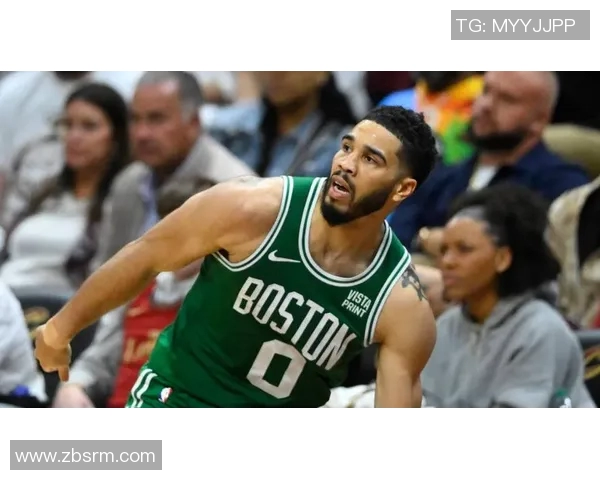 足球球星因意外遭遇突如其来的惊吓瞬间表情崩溃反应引发热议