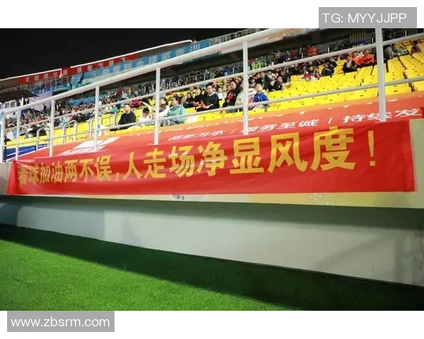 白衣少年驰骋绿茵场闪耀全场成为球迷心中不灭的传奇 白衣少年驰骋绿茵场闪耀全场成为球迷心中不灭的传奇